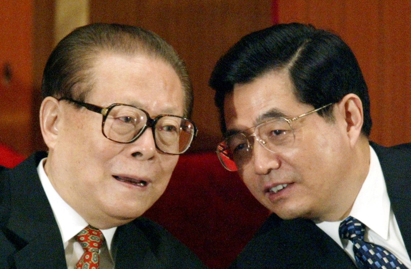 Con su sucesor Hu Jintao en 2003.