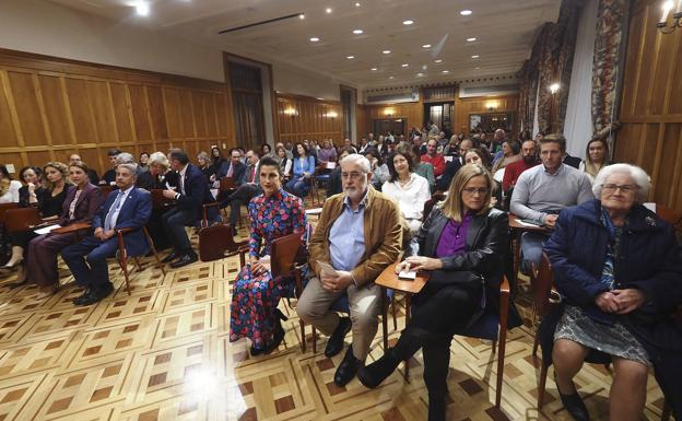 Paula Sumillera, sentada en primera fila antes de empezar el acto de entrega del premio