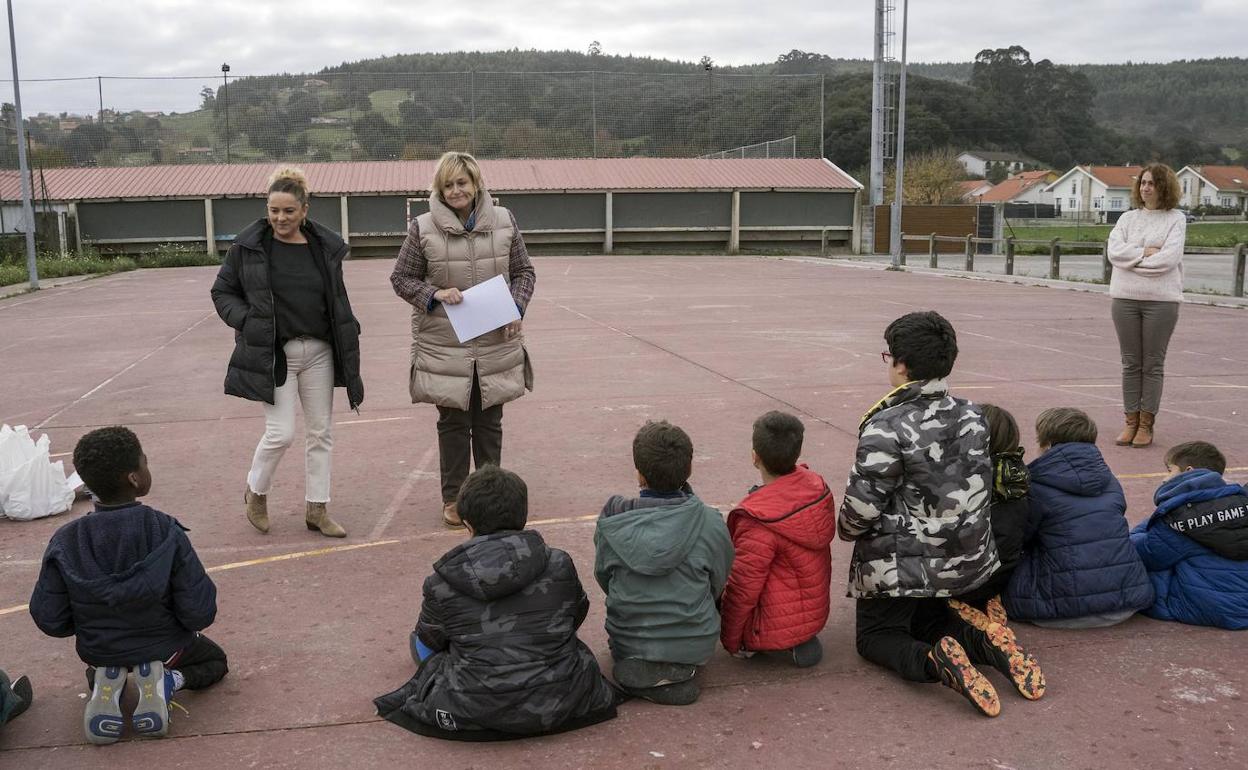 La alcaldesa, Esther Bolado, visitó a los alumnos del colegio de Escobedo. 