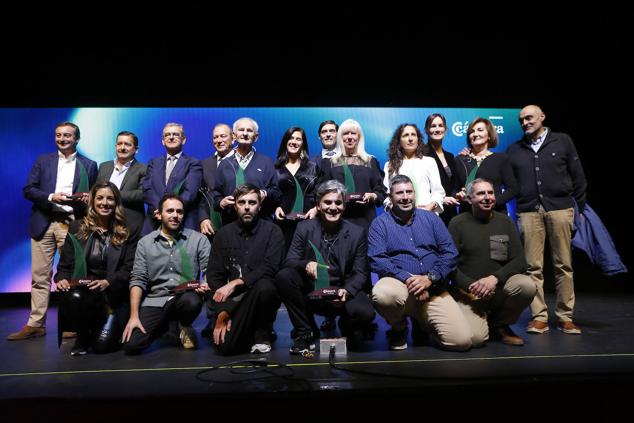 El teatro Concha Espina acogió la primera fiesta de reconocimiento a comerciantes, industriales y hosteleros