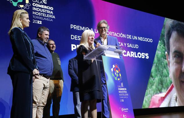 El teatro Concha Espina acogió la primera fiesta de reconocimiento a comerciantes, industriales y hosteleros