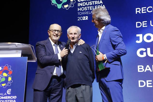 El teatro Concha Espina acogió la primera fiesta de reconocimiento a comerciantes, industriales y hosteleros