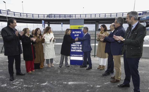 La ministra Raquel Sánchez y el presidente de Cantabria Miguel Ángel Revilla, en presencia de las autoridades locales y regionales, en el momento de inaugurar el nuevo tramo de carretera.