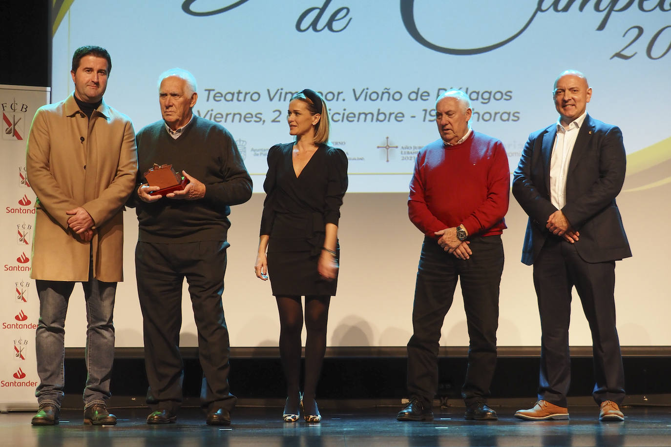 Luis Antonio Sañudo, Calixto García, Verónica Samperio, Rafael García y Norberto Ortiz. Los hermanos García recogieron el premio en nombre de su hermano.