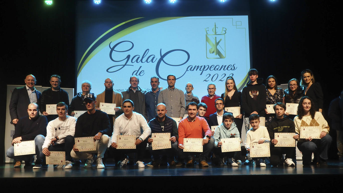 Los campeones regionales de todas las categorías de bolo palma.