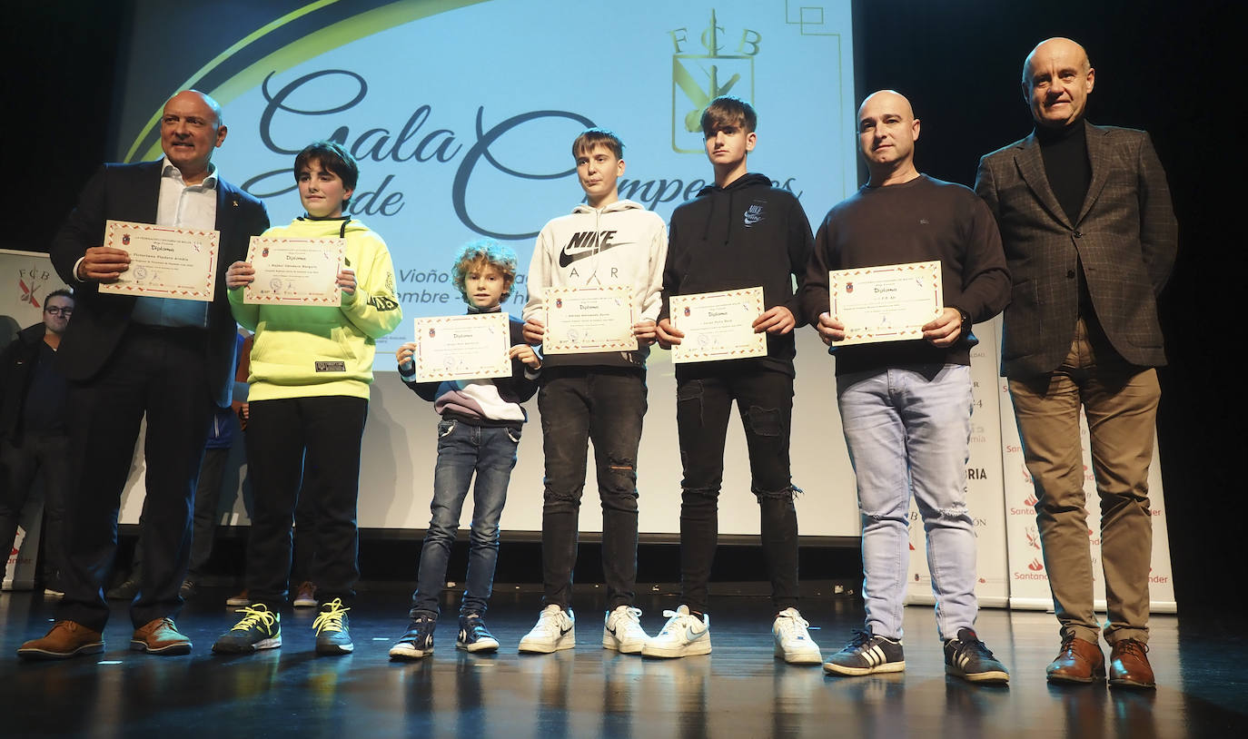 Los campeones de categorías menores de pasabolo losa, junto a Vidal Celis.