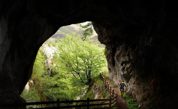 Una de las zonas de recorrido de la carrera, que se adentra en una pequeña cueva escondida en el bosque.