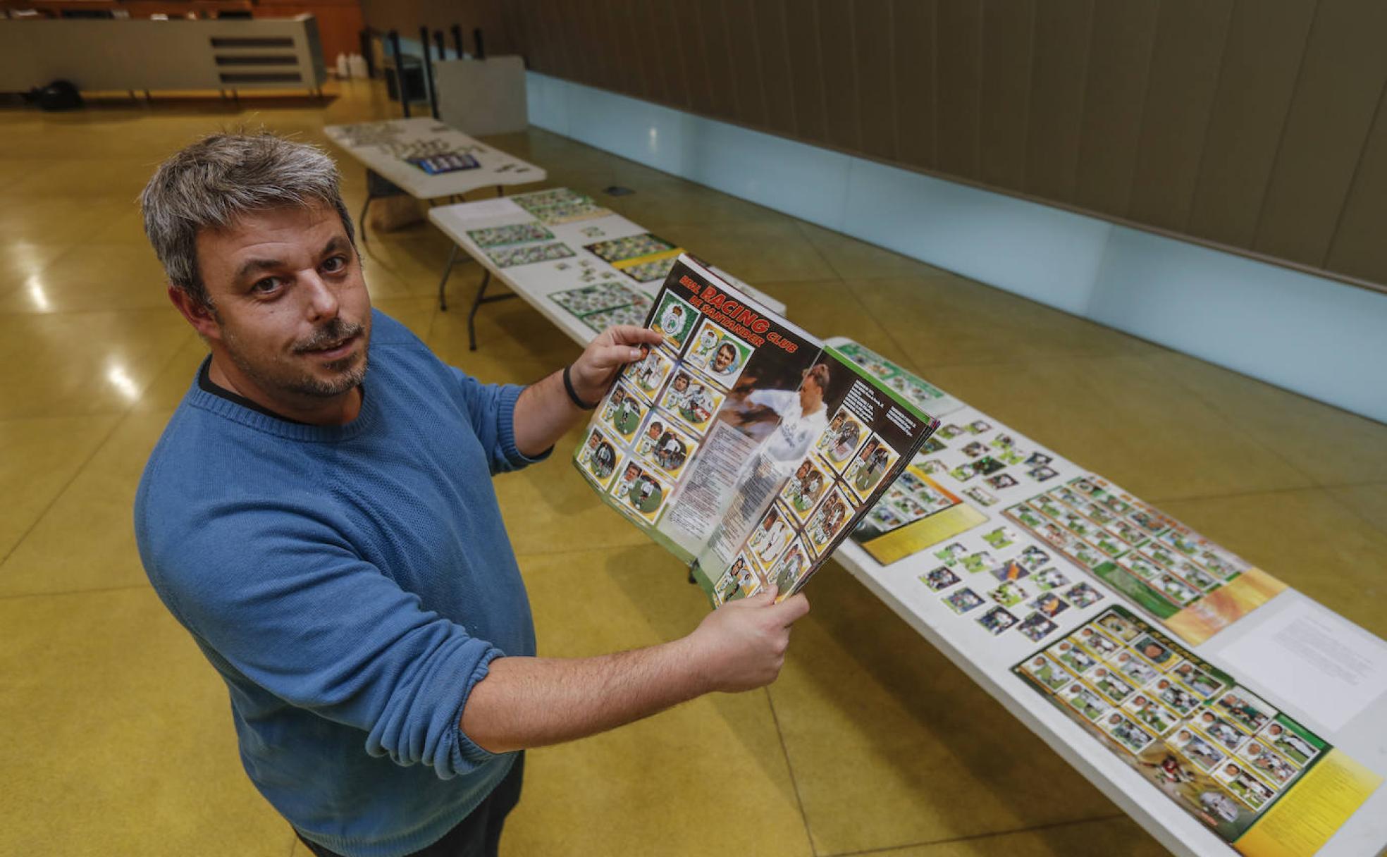 Diego Gutiérrez muestra algunos de los álbumes de su colección