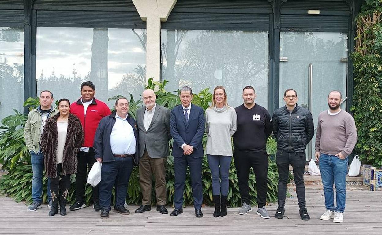 Hosteleros junto a Fernando de la Pinta, Francisco Agudo y Bárbara Gutiérrez, en la presentación del evento. dm