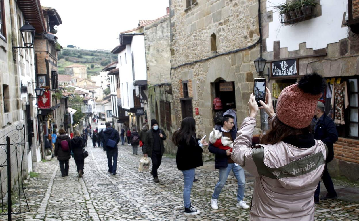 Imagen de archivo de turistas en el puente de la Constitución de 2021 en Santillana del Mar.