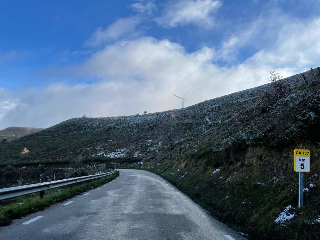 Fotos: Nieva en Valderredible pero no cuaja