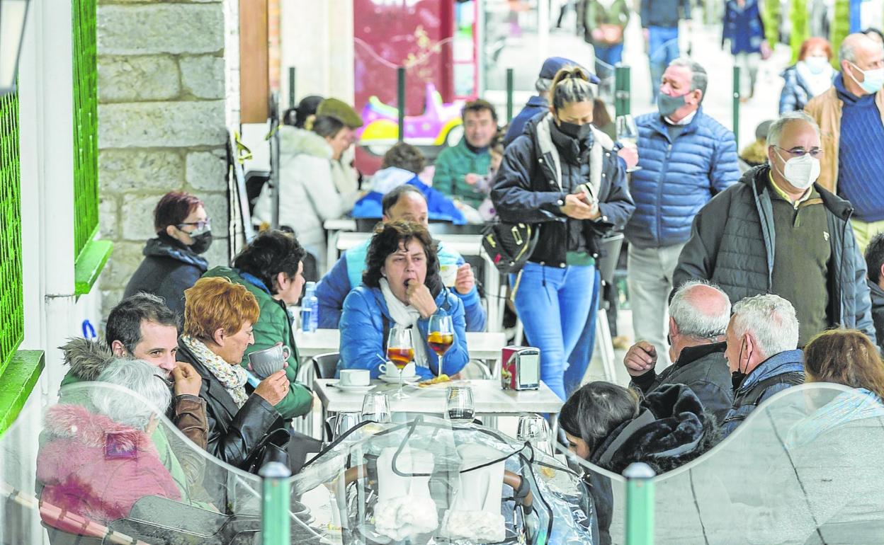 Vecinos y visitantes disfrutan de su tiempo de ocio en unas terrazas de Laredo. 