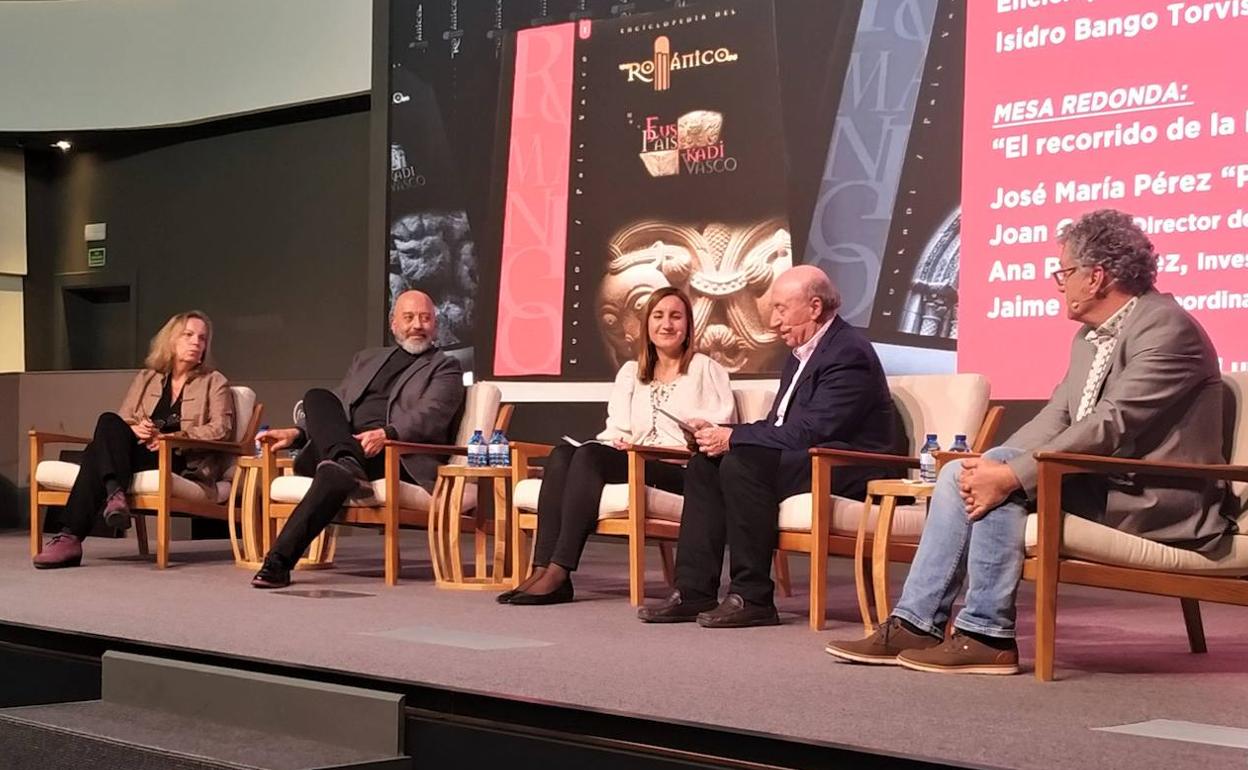 En la imagen, de izquierda a derecha, Ana Rodríguez, investigadora del CSIC; Joan Cruz, directivo de Fundación Telefónica; Paula Conte, directora de Turismo, Cultura y Patrimonio de la Fundación Santa María la Real; el artífice de la Enciclopedia, Peridis, y Jaime Nuño, coordinador del proyecto.