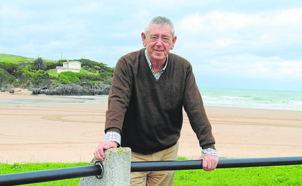 El histórico regionalista José de la Hoz, en la playa de Cuberris, en Ajo.