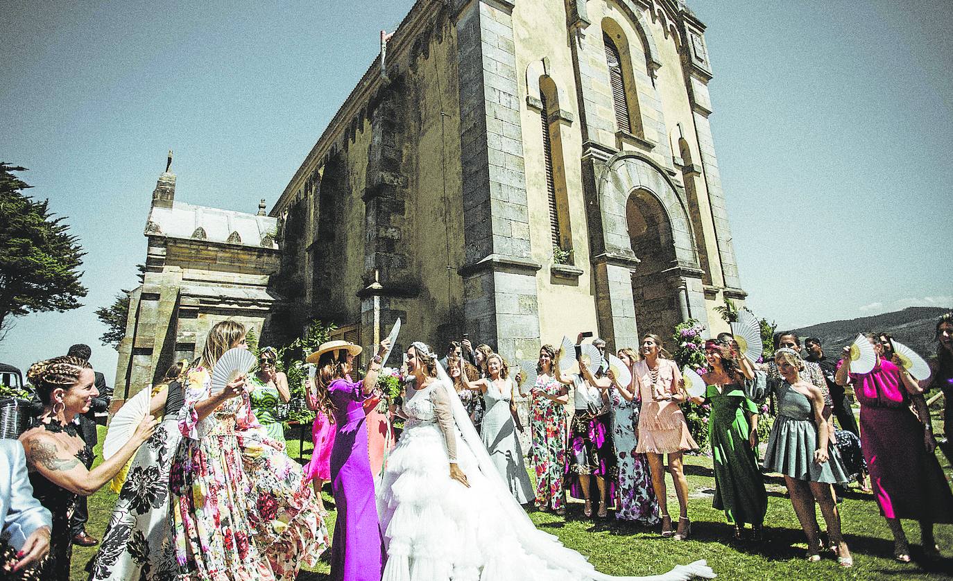 María Teresa Pérez y Sergio Pose se dieron el ‘sí, quiero’ el pasado 8 de julio en la ermita de Nuestra Señora de los Remedios, en Liandres (Ruilobuca) y después celebraron su día en el Restaurante El Remedio. Recuerdan que hizo «un día espectacular» y que «no faltó la buena música, los tattoos, el glitter y la mejor compañía». 