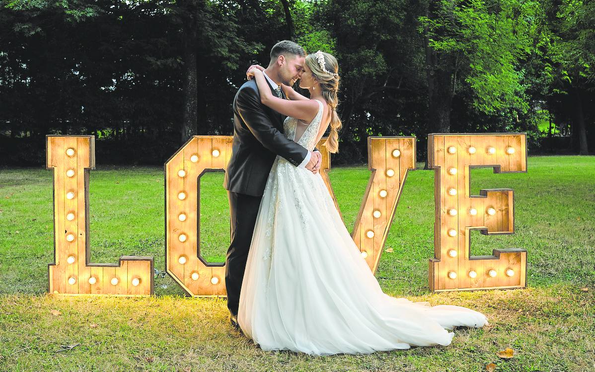 Lorena Mayordomo y José Luis Díaz celebraron su boda en el Balneario de Solares el pasado 6 de agosto. Como anécdota recuerdan que «el DJ se equivocó de canción en el baile nupcial». 