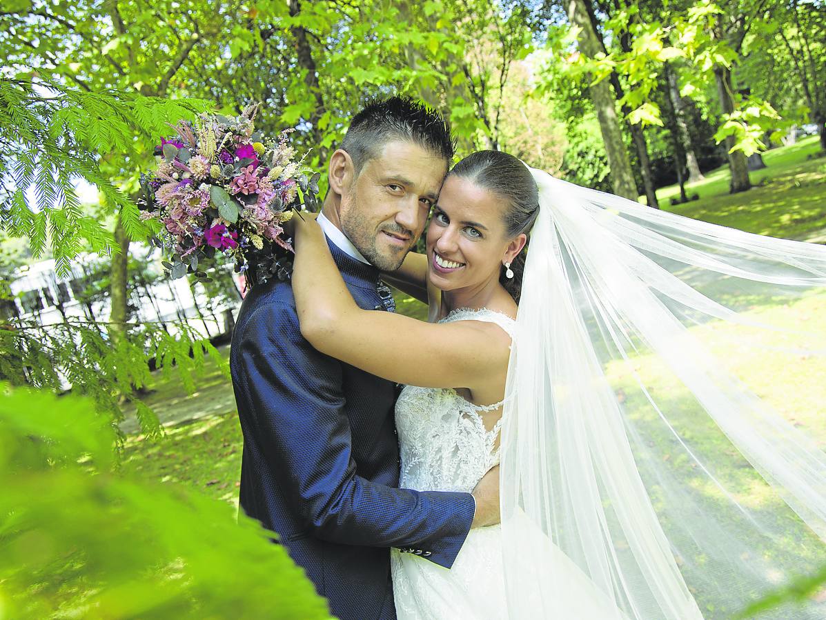 Lauri Viadero y Óscar Pérez se casaron en «la capilla de cuento» de Castilla Termal Solares, «todo un acierto celebrar allí nuestra boda». Recuerdan con cariño el momento en que su hija entró en la ceremonia con un cochecito teledirigido. En la imagen, la pareja en los jardines del hotel-balneario. 