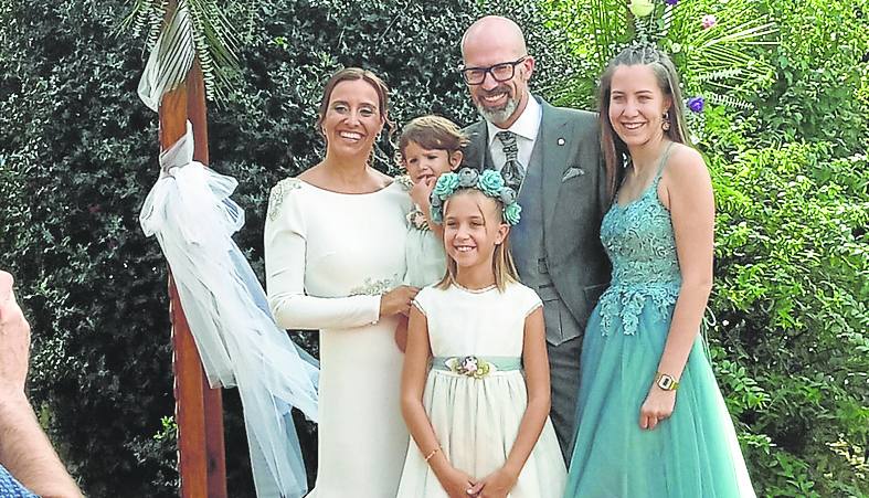 Ana García y Luis A. Portilla se casaron el pasado 29 de octubre en Hoznayo. En la imagen, junto a sus hijas Sara, Irene e Inés. De luna de miel hicieron un crucero de Barcelona a Tenerife con parada en Casablanca. 