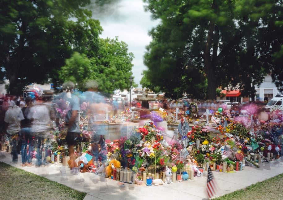 Varias personas visitan el monumento a las víctimas de un tiroteo en una escuela Uvalde, Texas, el 30 de mayo. En total, 21 personas, 19 estudiantes y dos maestros fueron asesinados por un hombre armado el 24 de mayo.