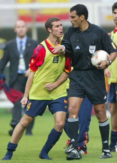 Imagen - Imagen completa del jugador cántabro encarándose con el árbitro.