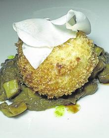 Imagen secundaria 2 - Arroz con boletus en paellera y huevo crujiente sobre boletus y champiñón.