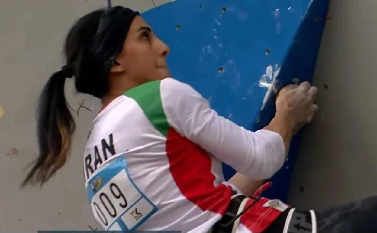 Elnaz Rekabi, durante una de las pruebas del Campeonato de Asia de escalada. 