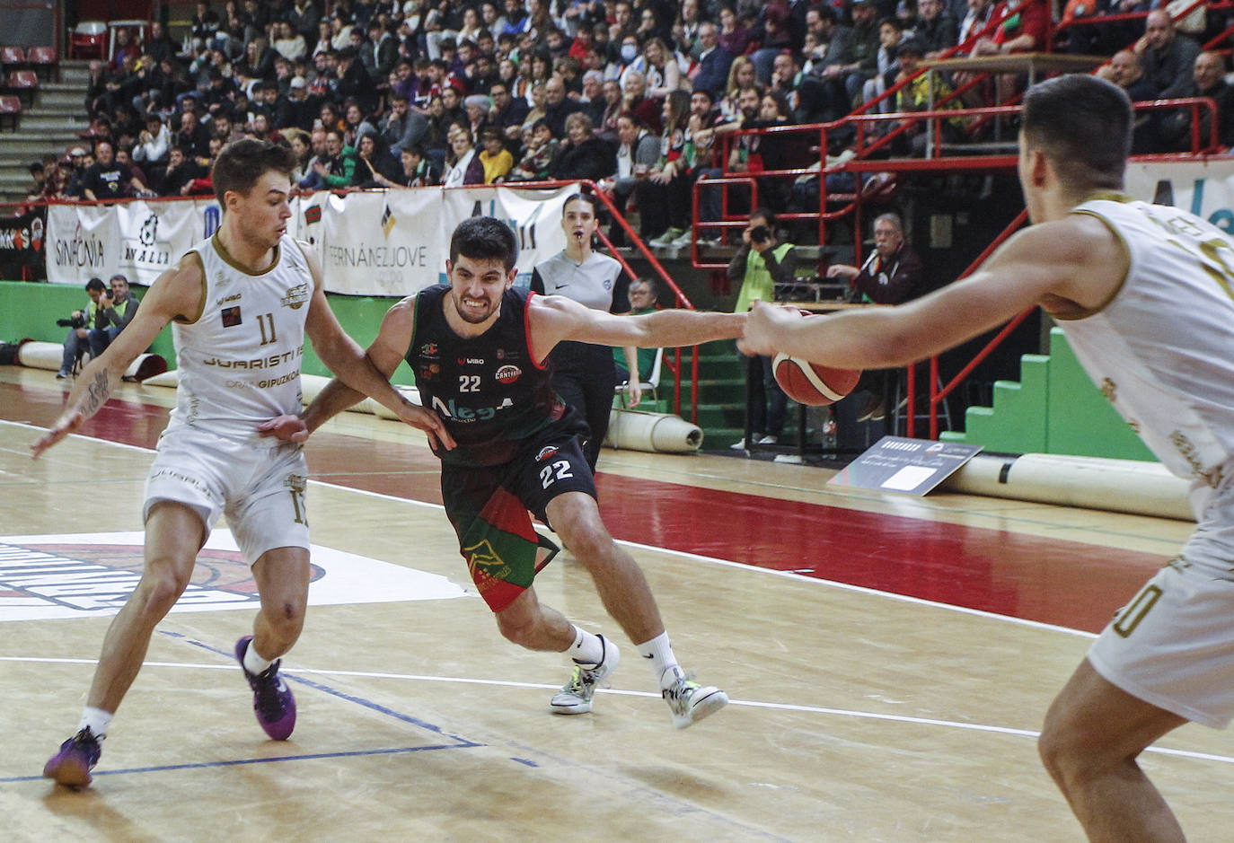 Fotos: Las imágenes del partido de baloncesto entre el Alega y el Juaristi