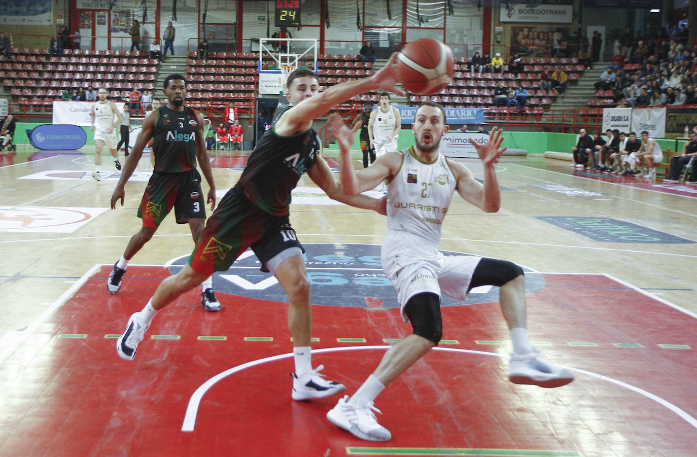 Fotos: Las imágenes del partido de baloncesto entre el Alega y el Juaristi