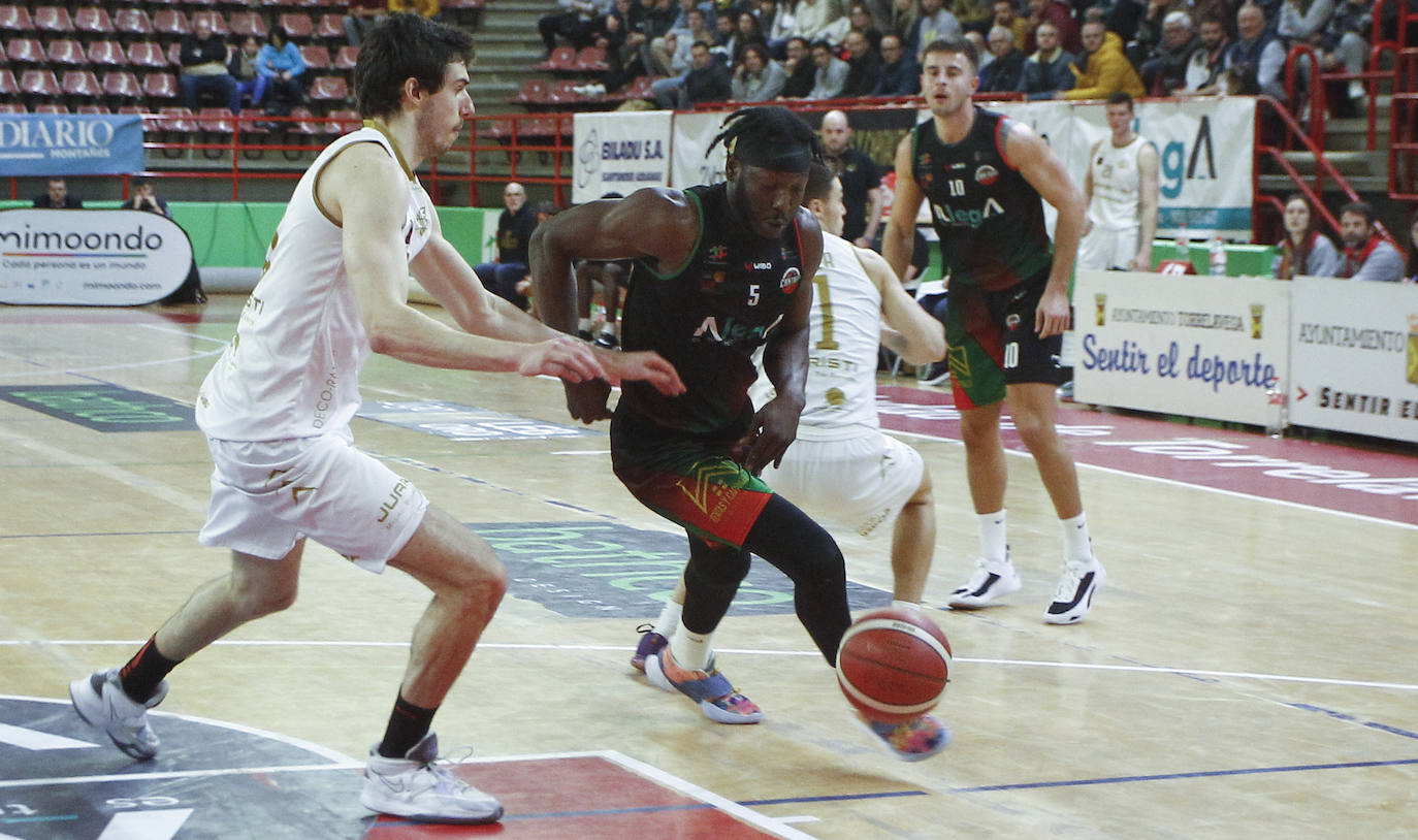 Fotos: Las imágenes del partido de baloncesto entre el Alega y el Juaristi