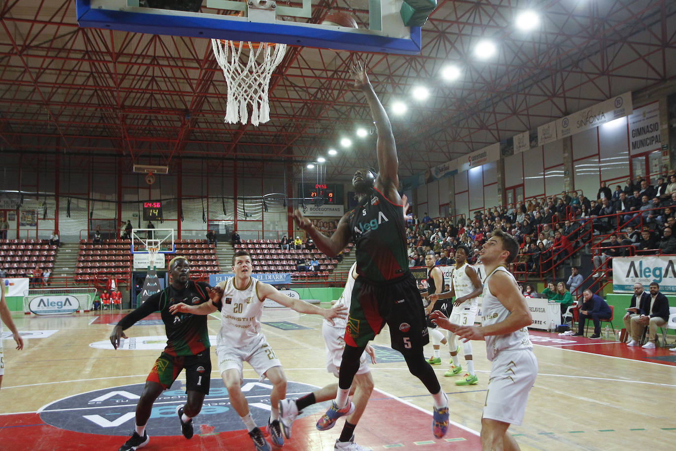 Fotos: Las imágenes del partido de baloncesto entre el Alega y el Juaristi