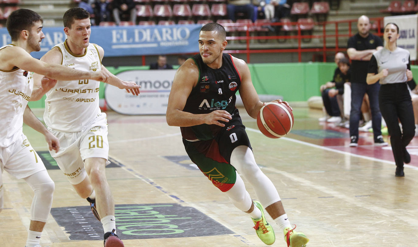 Fotos: Las imágenes del partido de baloncesto entre el Alega y el Juaristi