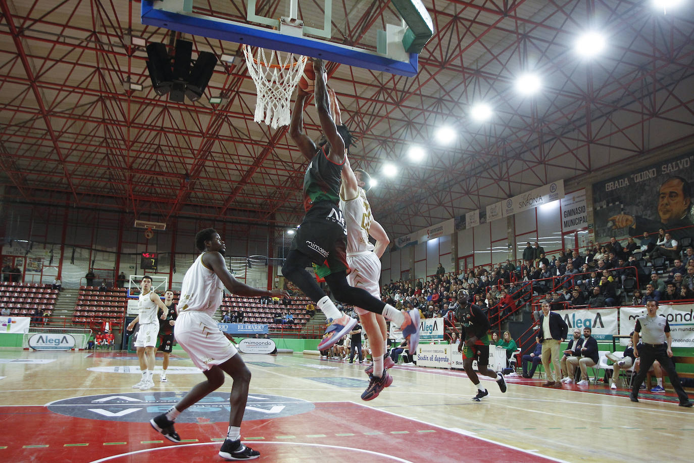 Fotos: Las imágenes del partido de baloncesto entre el Alega y el Juaristi