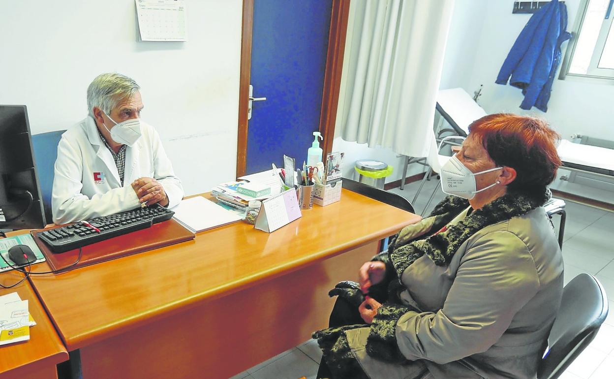 El médico Luis Gutiérrez Bardeci atiende a una paciente en su consulta de Puertochico. 