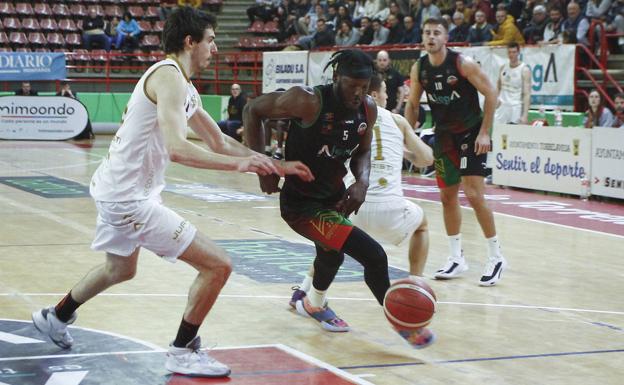 Koné lleva el balón en el encuentro ante el Juaristi. 