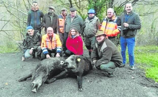 Componentes de la cuadrilla 39, de Javier Álvarez, con los dos animales que abatieron en La Cotera. dm