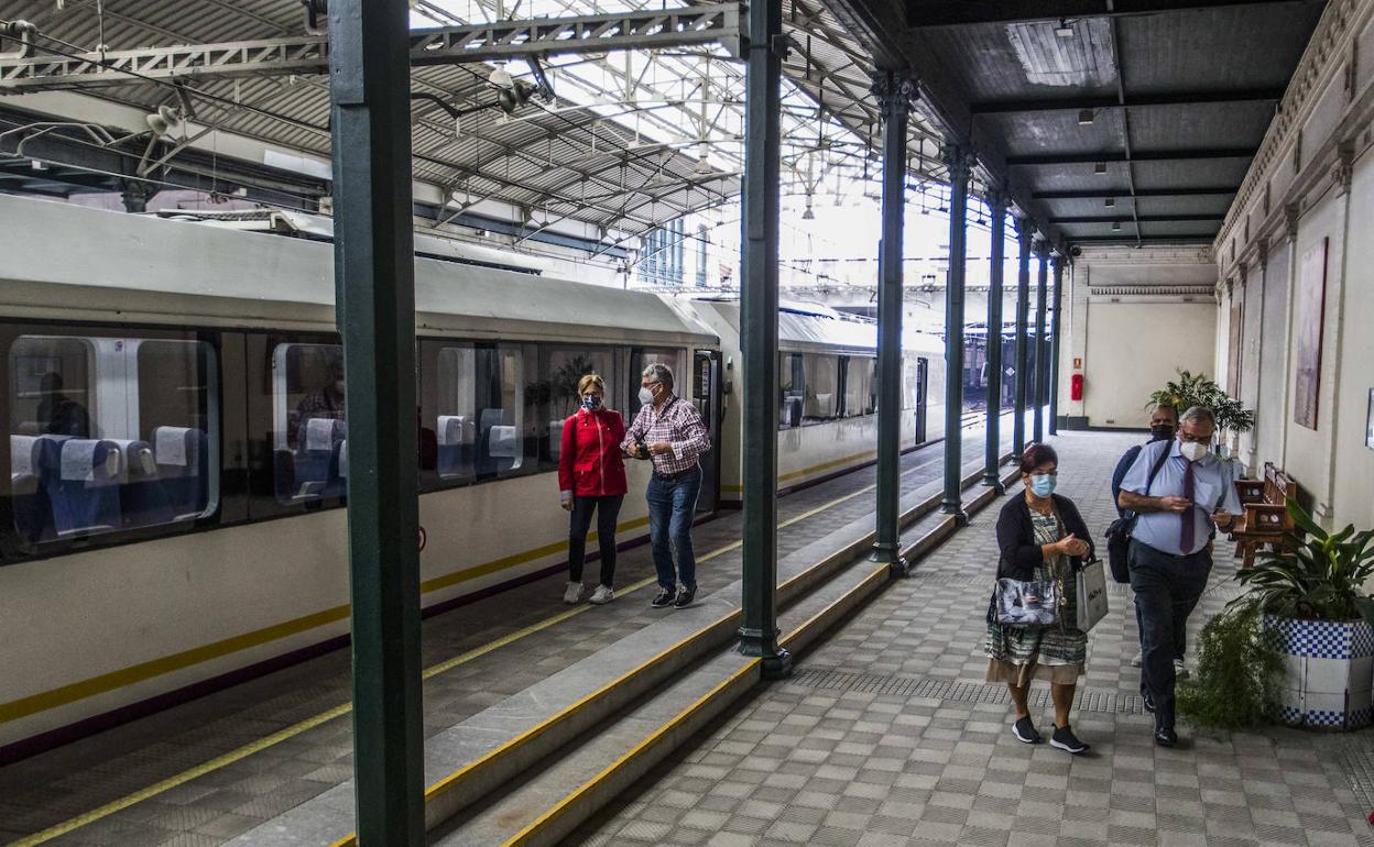  Infraestructuras. El tren desde Santander, que ahora mismo tarda tres horas y cinco minutos, a su llegada a la estación de Bilbao. 