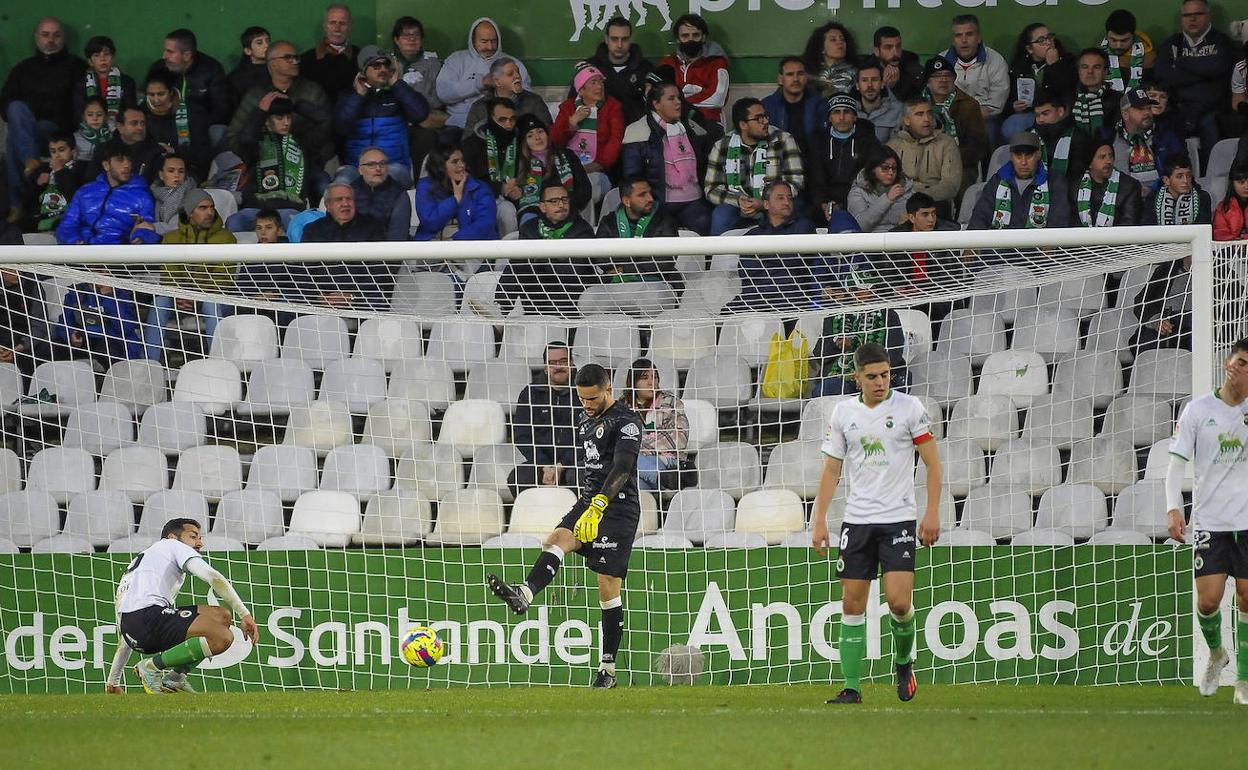 Miquel Parera le da una patada al balón tras encajar el gol que le daba la victoria al Lugo el pasado domingo en El Sardinero.