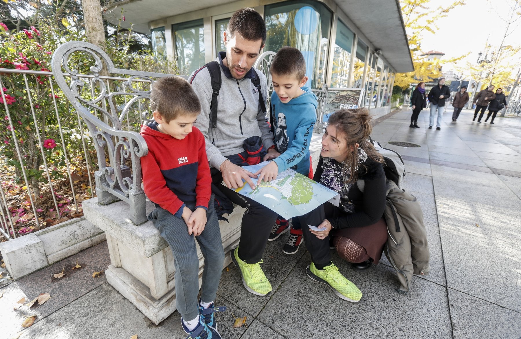 La familia Morilla Novillo, haciendo planes: «Daremos un paseo por el casco histórico y, por la tarde, recorreremos la península de La Magdalena. Queremos entrar al Palacio y ver los pingüinos con los niños». 