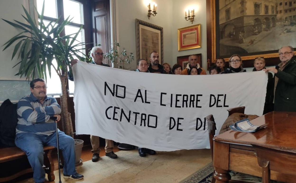 Afectados por el cierre del Centro de Día protestaron en el último Pleno del Ayuntamiento 