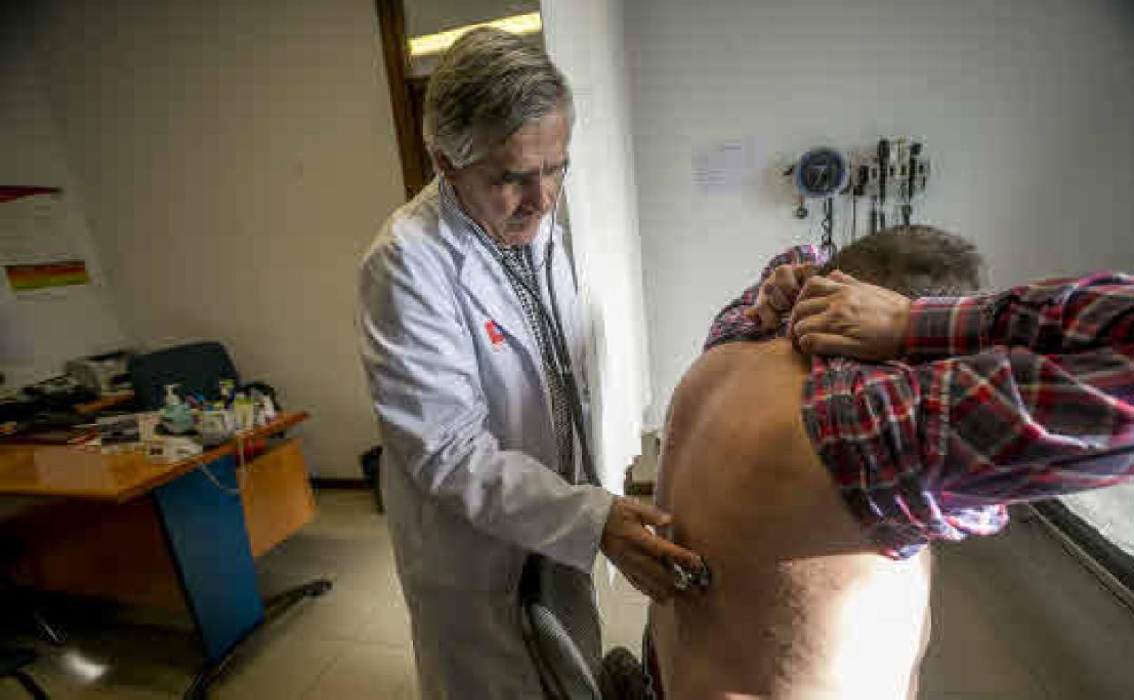 Imagen de archivo de un médico atendiendo a un paciente.