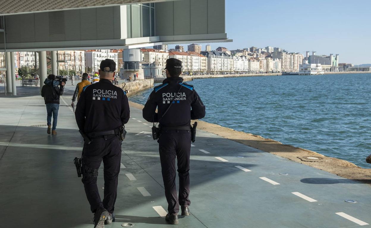 Dos agentes, de patrulla por Santander.