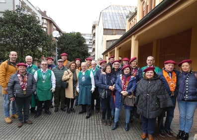 Imagen secundaria 1 - La degustación ha hecho las delicias de los entusiastas del respigo, que han contado con la presencia de los Cofrades de la Anchoa de Cantabria, así como de la alcaldesa de Laredo y otros miembros de su corporación 