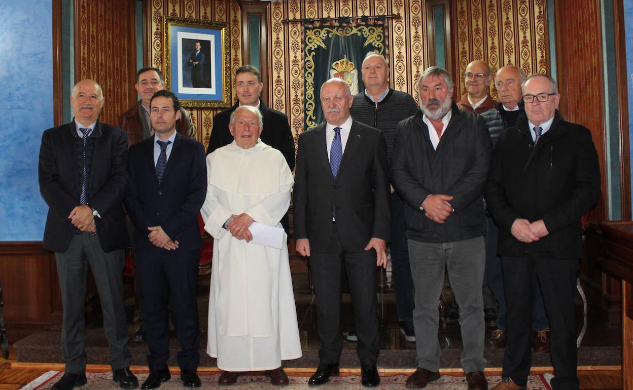 Francisco García, prior de Montesclaros, junto a los alcaldes de los municipios campurrianos