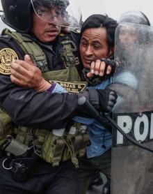 Imagen secundaria 2 - Dina Boluarte al asumir la jefatura del Estado mientras en las calles de la capita manifestantes se pronunciaban a favor y en contra del ya exmandatario Castillo. 