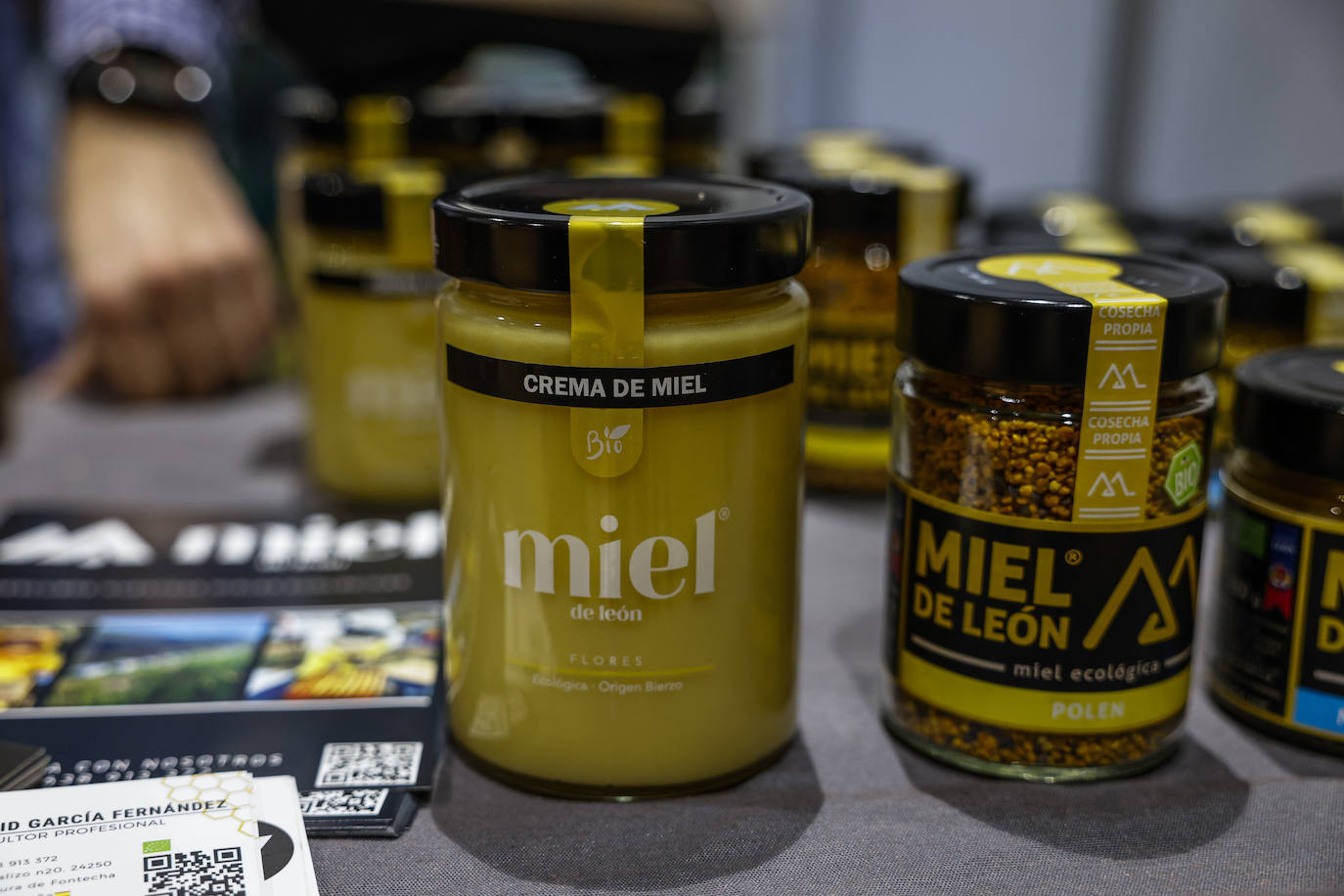 Crema de miel ecológica de flores de Miel de León. Precio: 11 euros el tarro de 800 gramos.