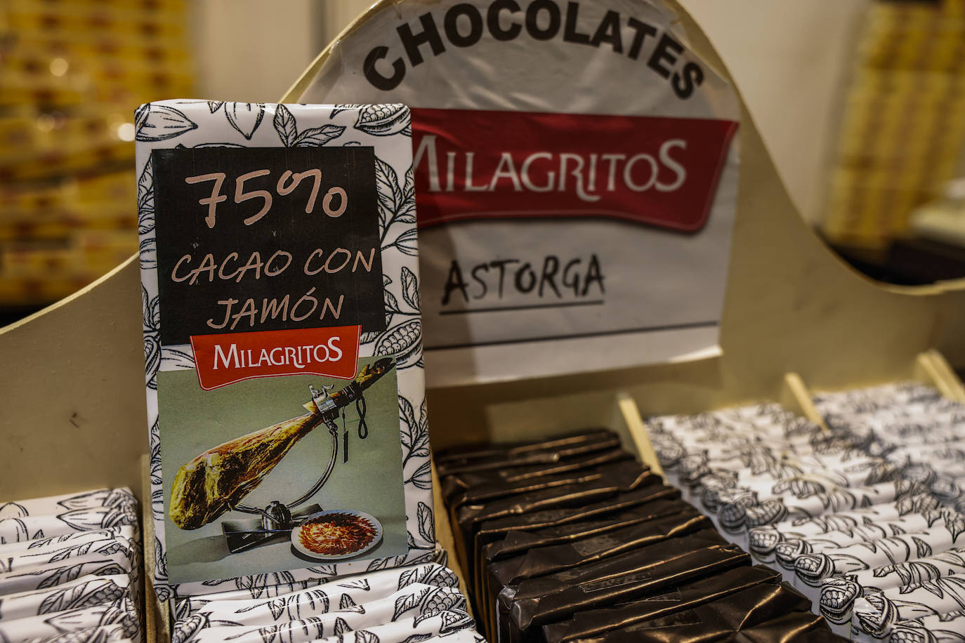 Chocolate 75% cacao con jamón de Mantecados y Hojaldres Milagritos. Precio: 3,50 euros la tableta.