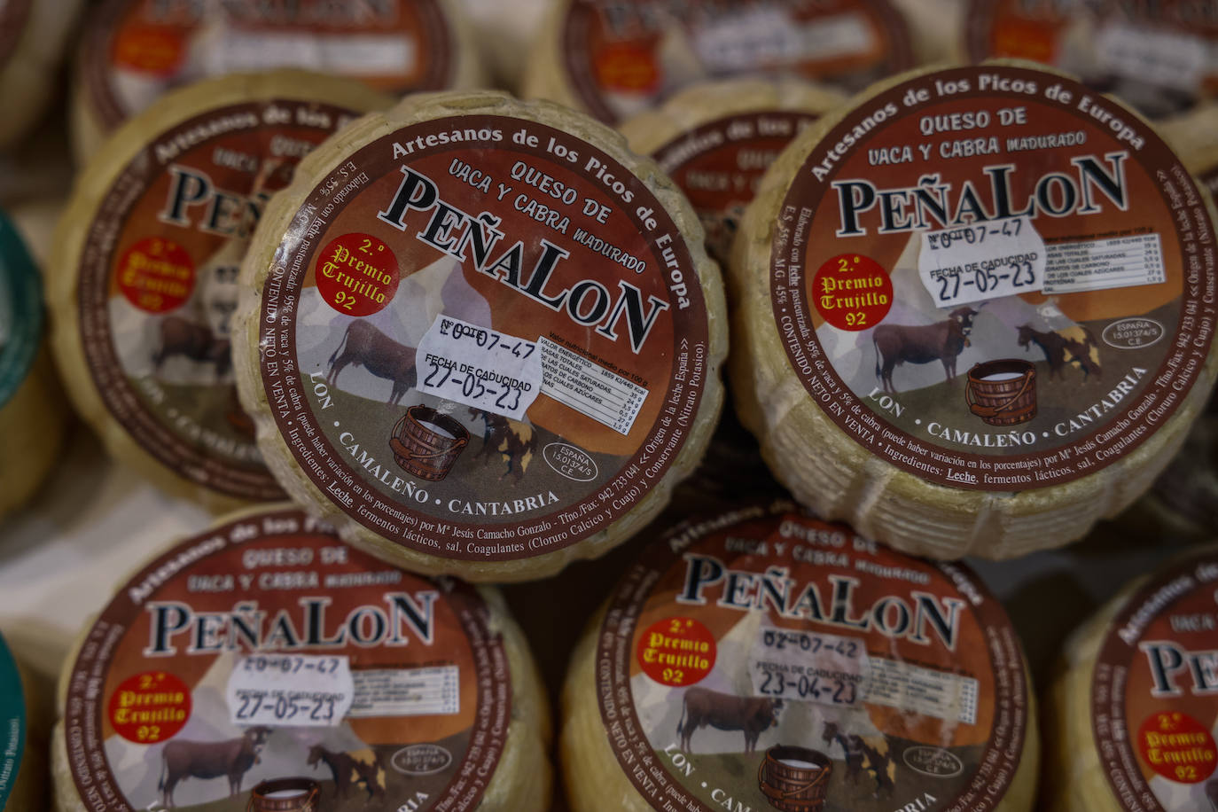 Queso de vaca y cabra de Quesería Peñalón. Precio: 10 euros la pieza.