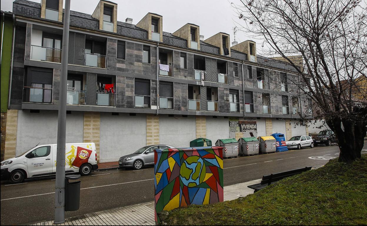 El edificio está situado en la confluencia de las calles Emilio de Mier y Avenida de Bilbao. 