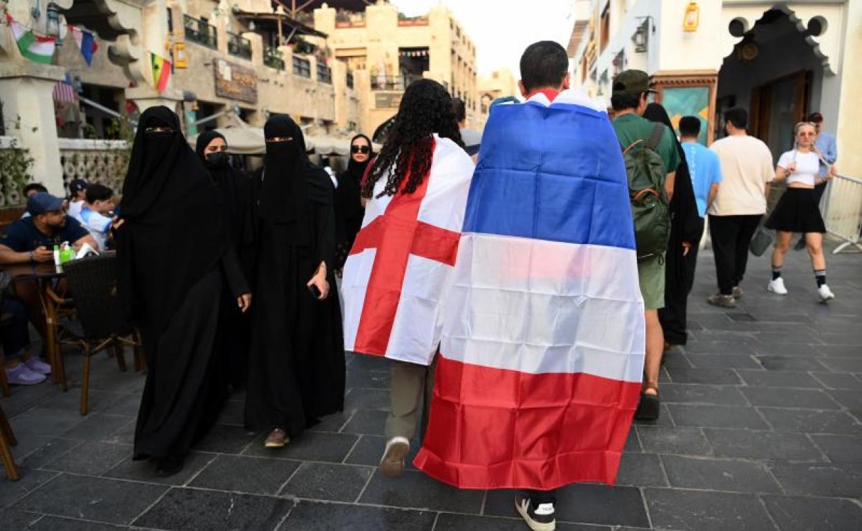 Aficionados de Francia e Inglaterra paseando por las calles de Doha