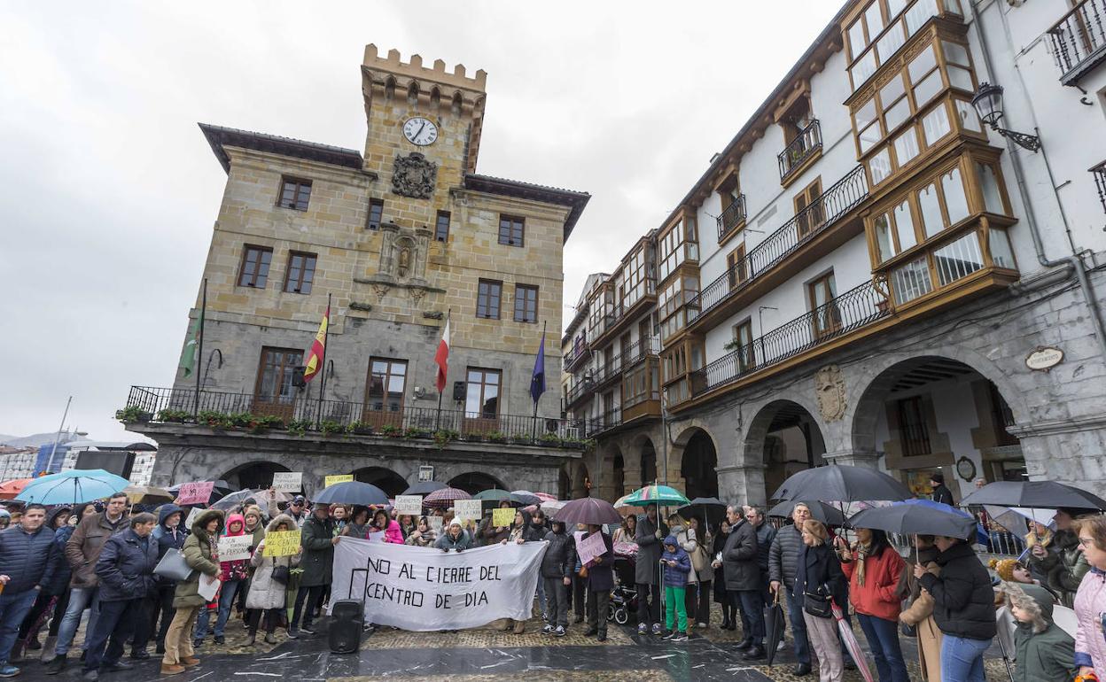 La lluvia no ha desanimado a los castreños que se han concentrado este sábado en defensa del servicio.